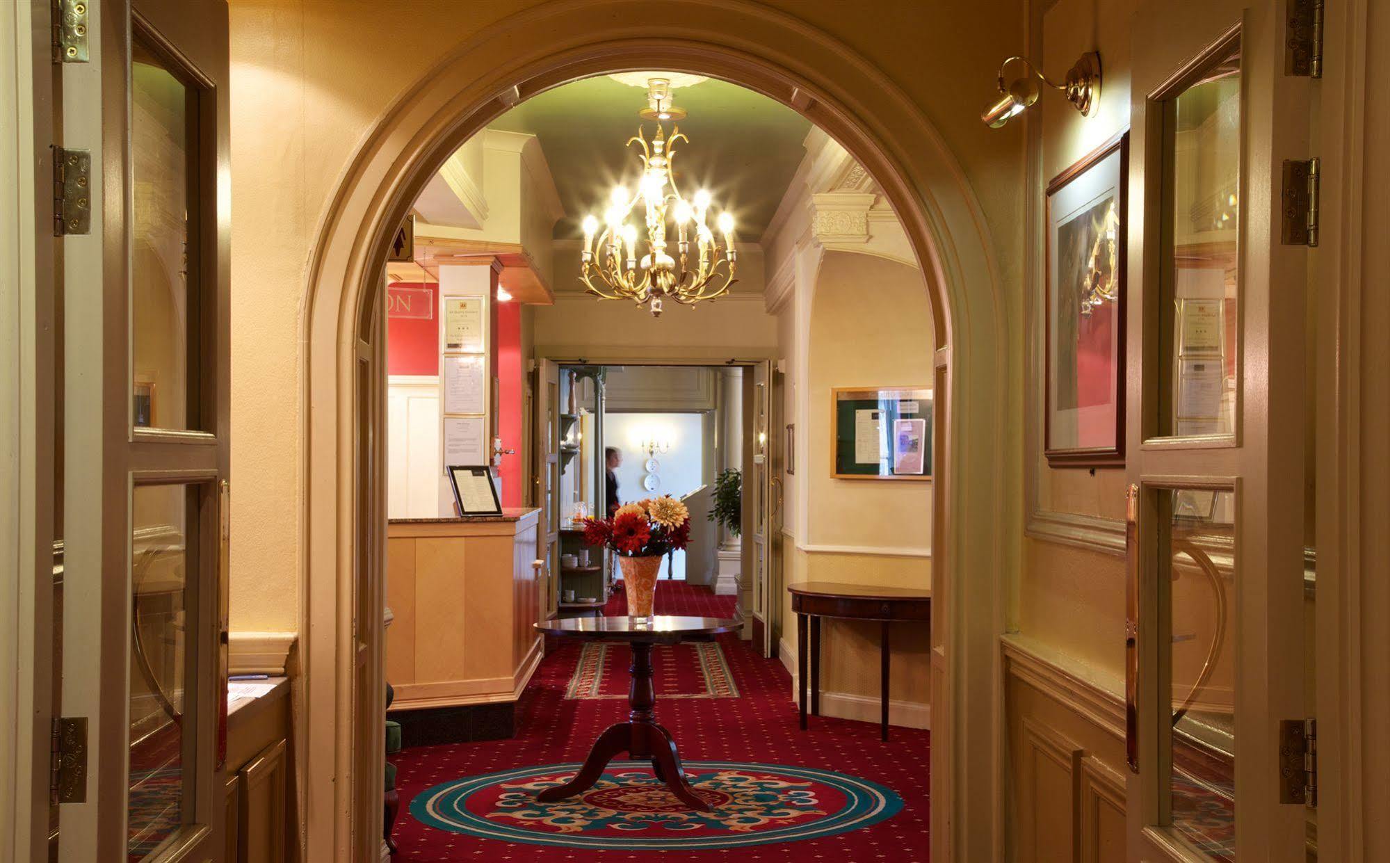 The Rutland Arms Hotel Ньюмаркет Экстерьер фото